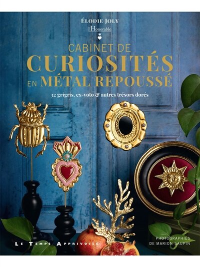 Cabinet de curiosités en métal repoussé: 32 grigris, ex-voto & autres trésors dorés - image 1